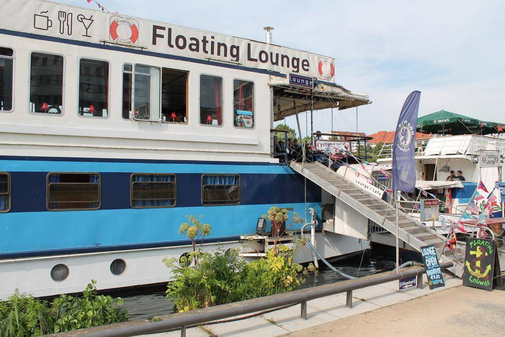 hostel boat tour